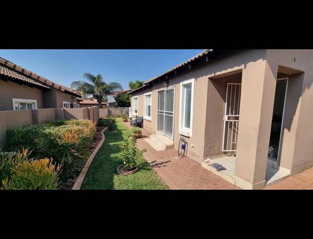 3 BEDROOM TOWNHOUSE FOR SALE IN THATCHFIELD